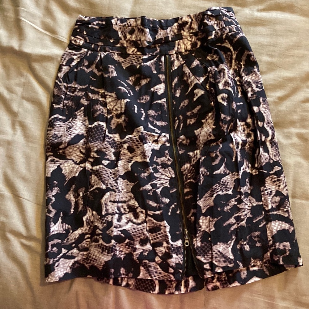 Banana Republic Size 6 skirt with zipper slit to change from day to night